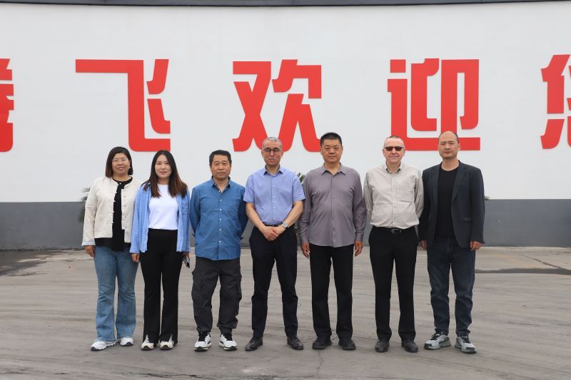 法孚集團客戶蒞臨大型鑄造加工廠家-騰飛鑄鋼！